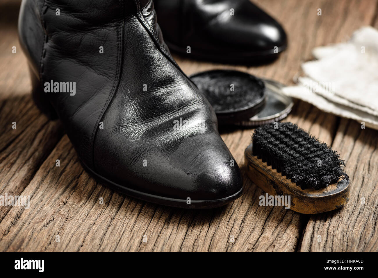 Nero stivali in pelle con scarpa set di manutenzione Foto Stock