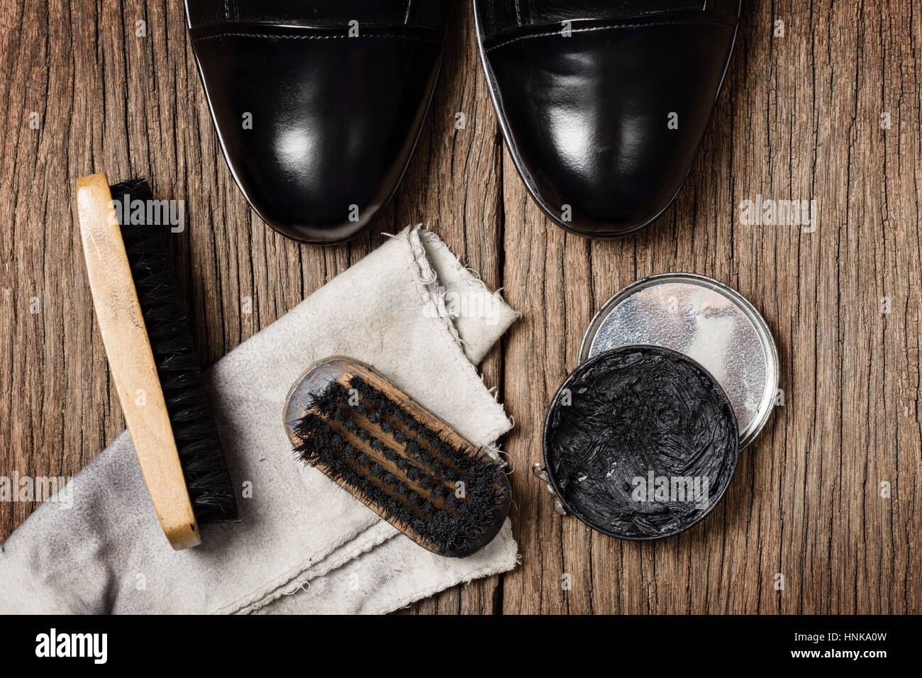 Nero stivali in pelle con scarpa set di manutenzione Foto Stock