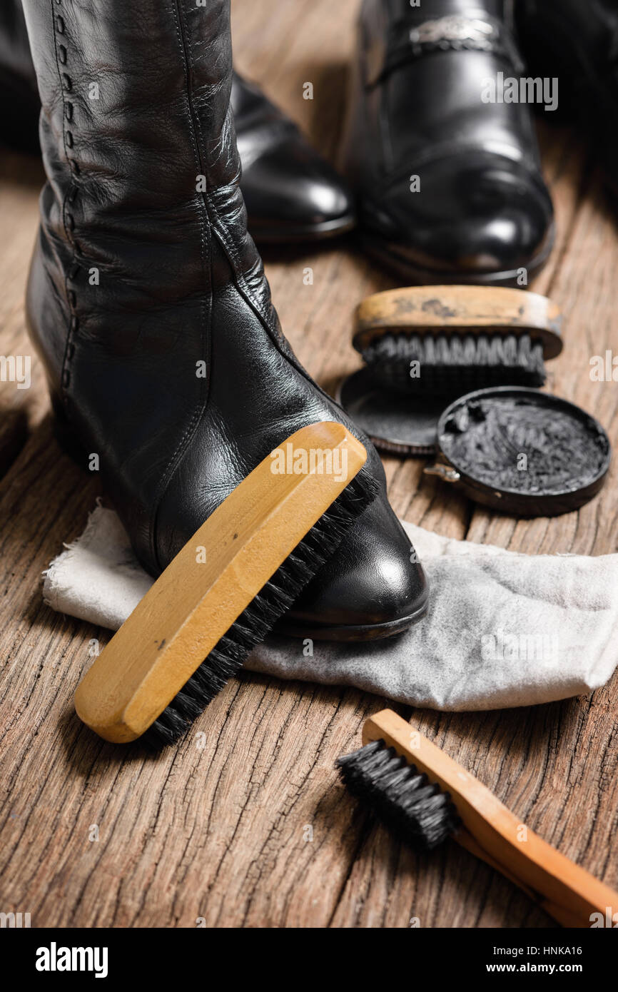 Nero stivali in pelle con scarpa set di manutenzione Foto Stock