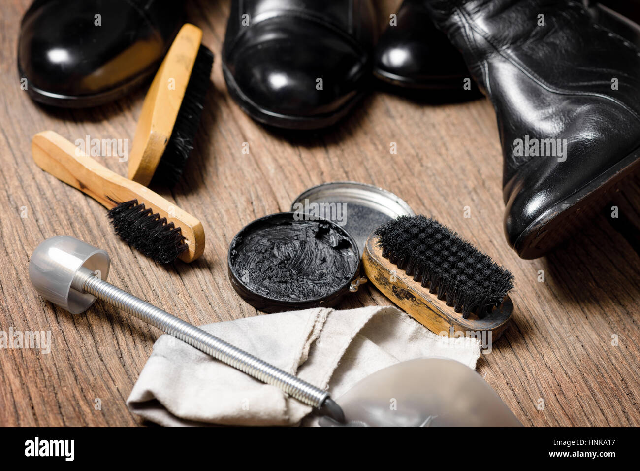 Nero stivali in pelle con scarpa set di manutenzione Foto Stock