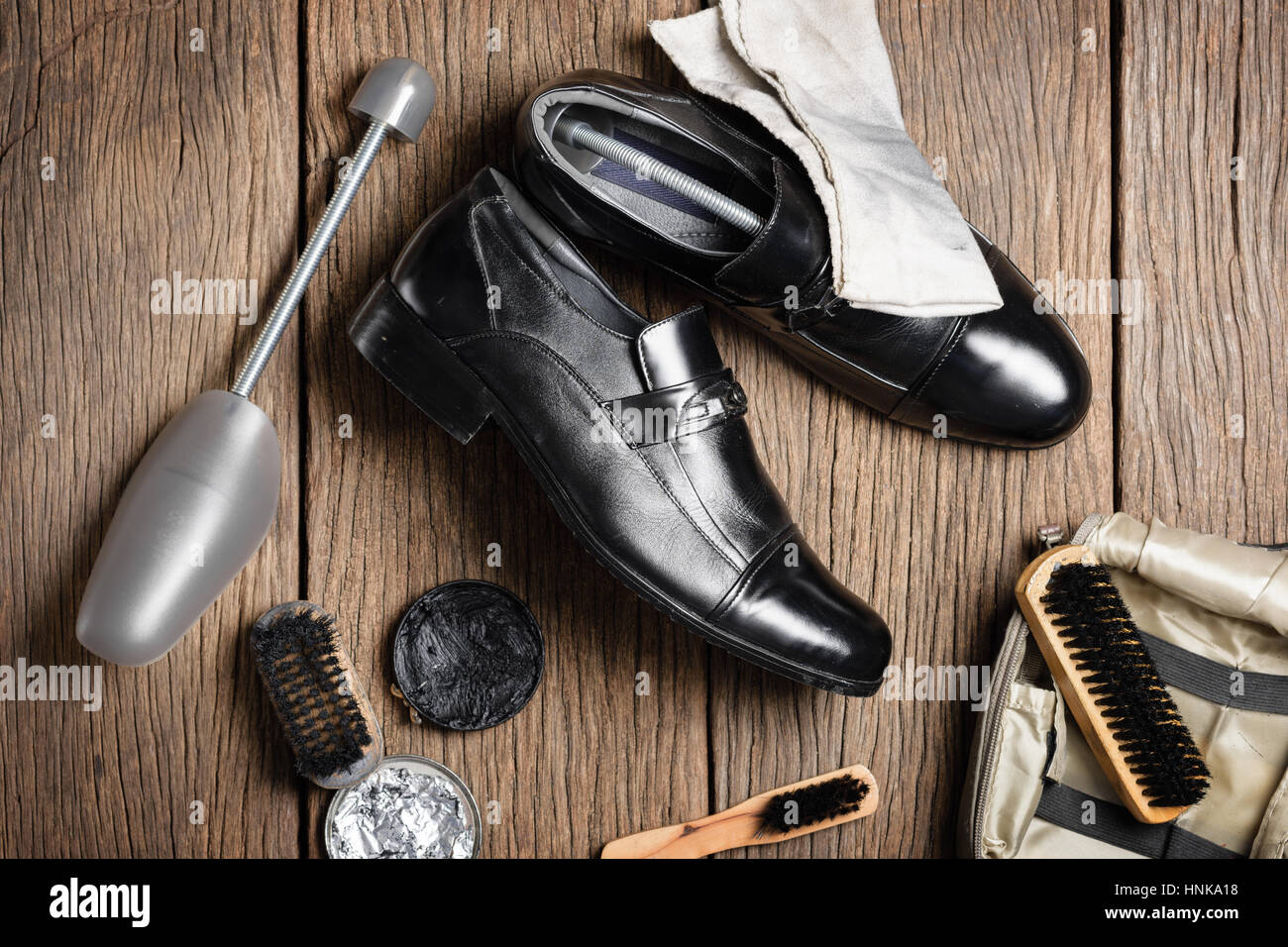Nero stivali in pelle con scarpa set di manutenzione Foto Stock
