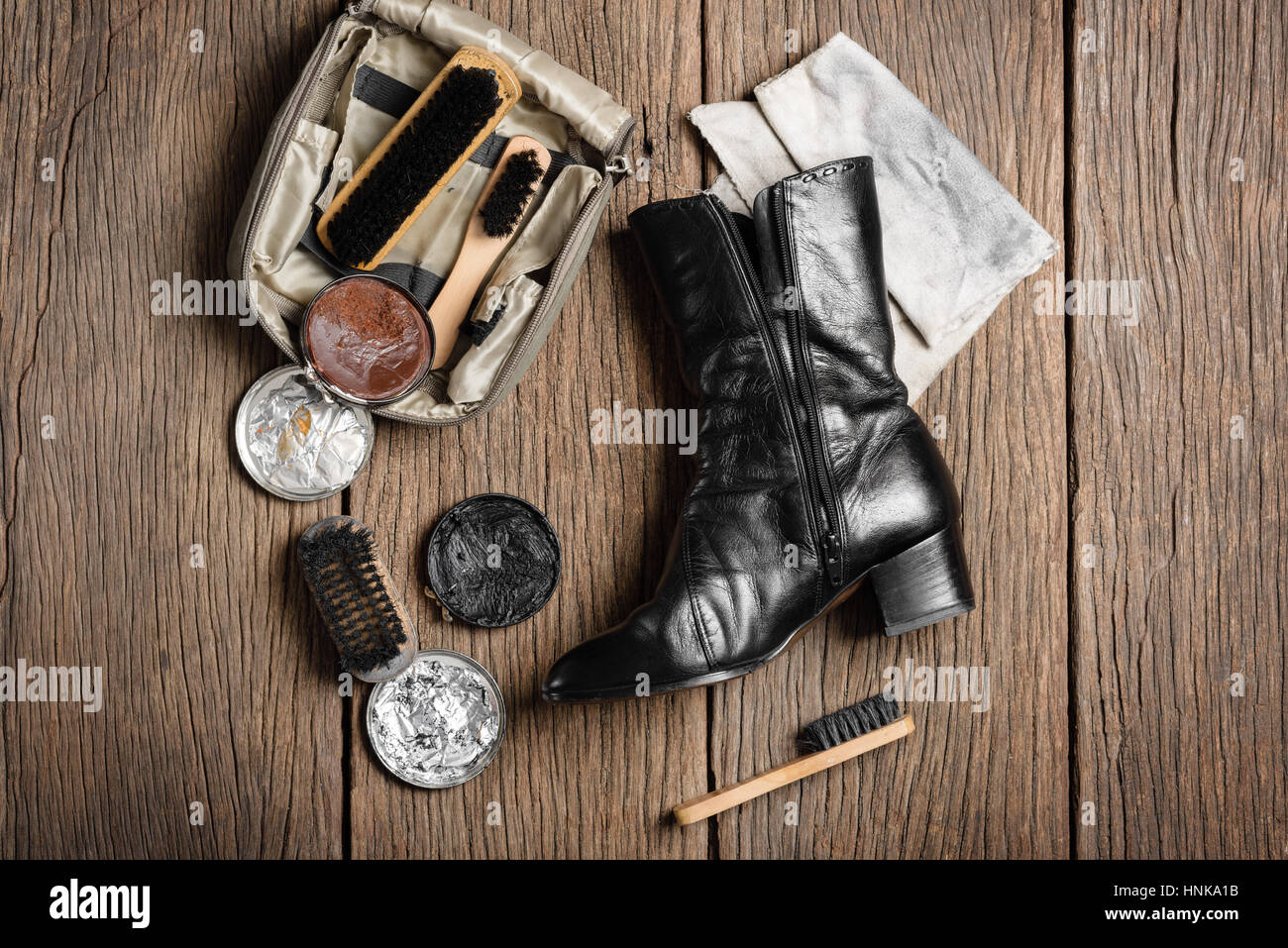 Nero stivali in pelle con scarpa set di manutenzione Foto Stock