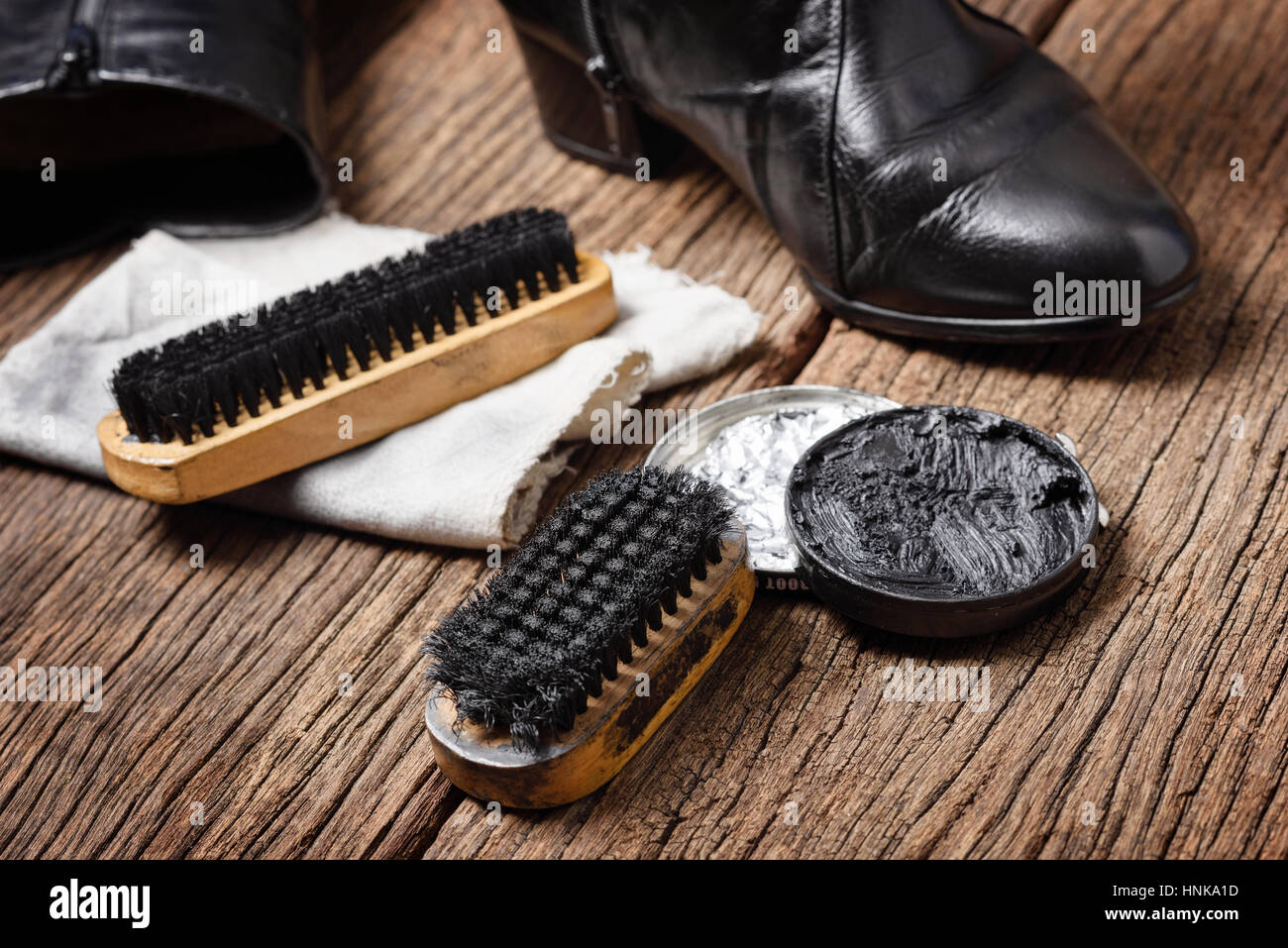 Nero stivali in pelle con scarpa set di manutenzione Foto Stock