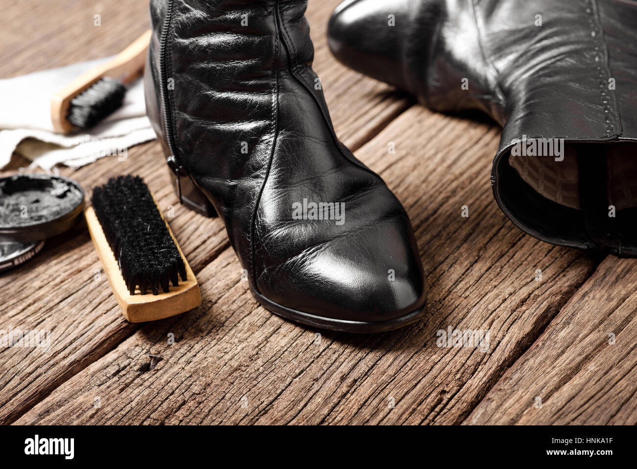 Nero stivali in pelle con scarpa set di manutenzione Foto Stock