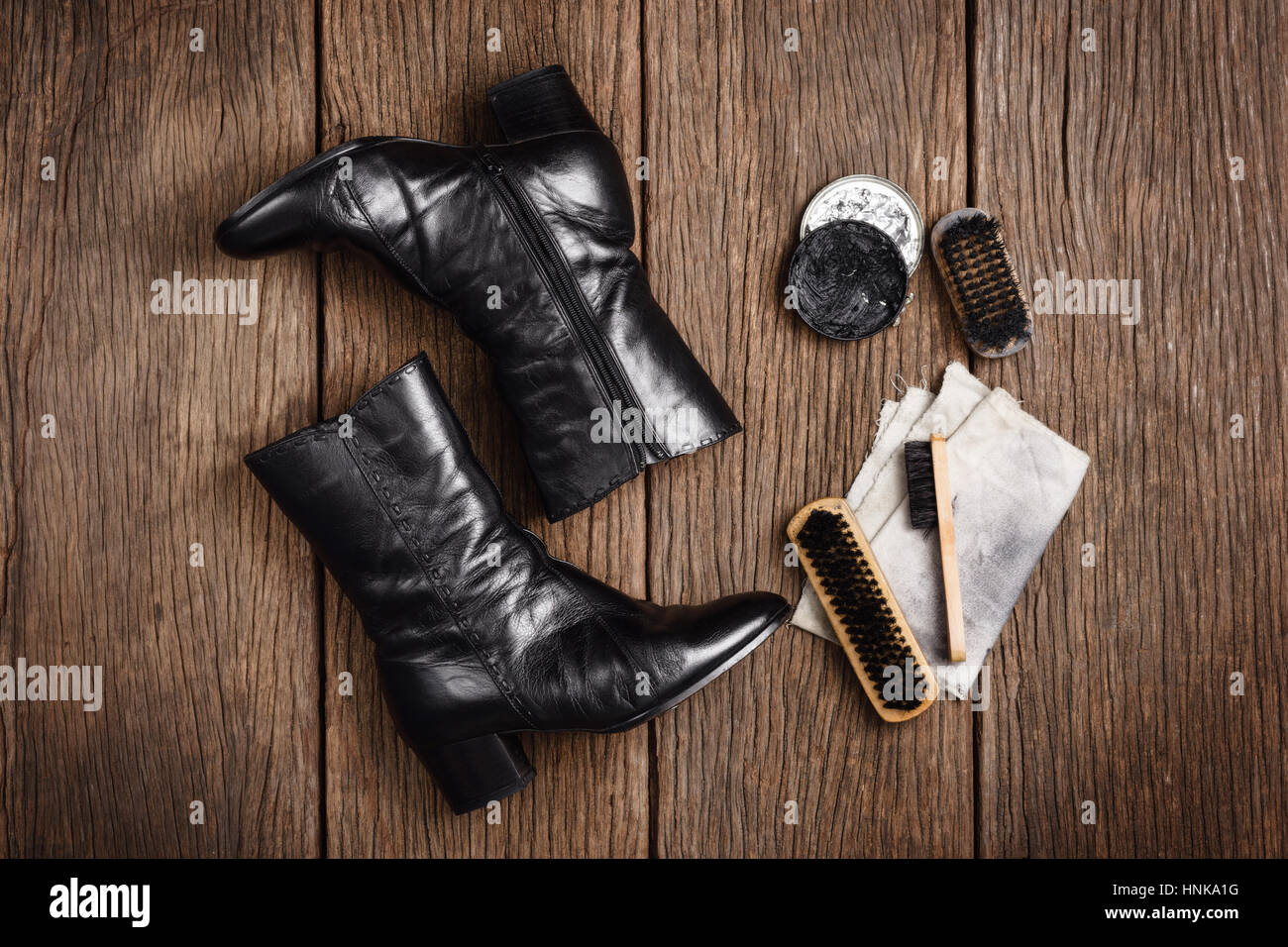 Nero stivali in pelle con scarpa set di manutenzione Foto Stock