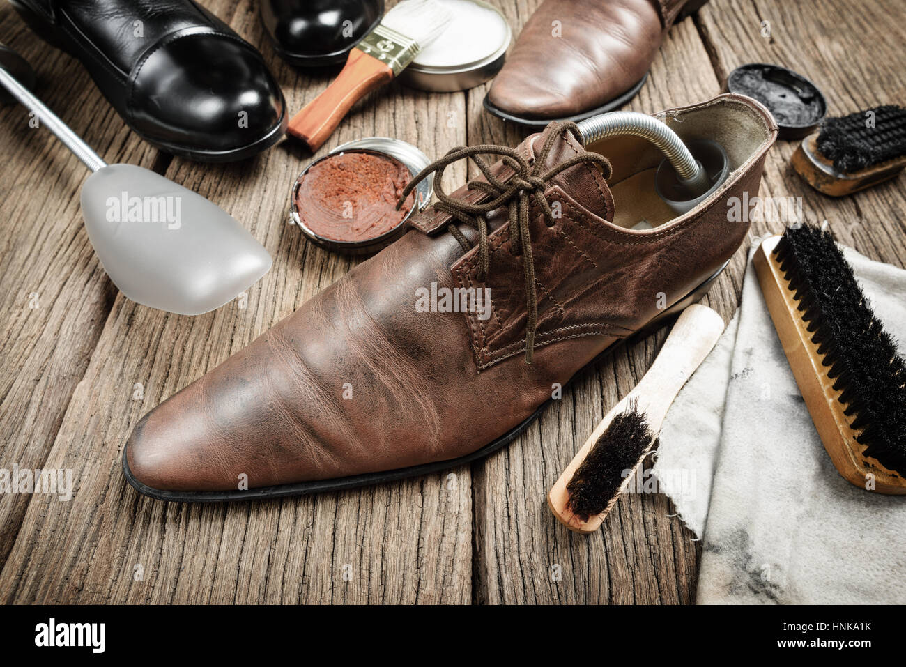 Brown stivali in pelle con scarpa set di manutenzione Foto Stock