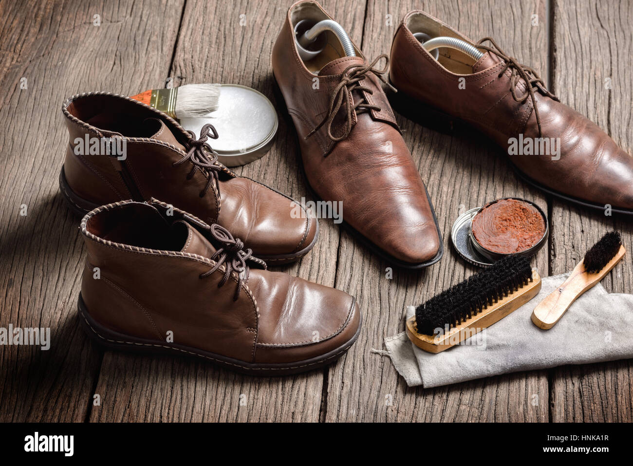 Brown stivali in pelle con scarpa set di manutenzione Foto Stock