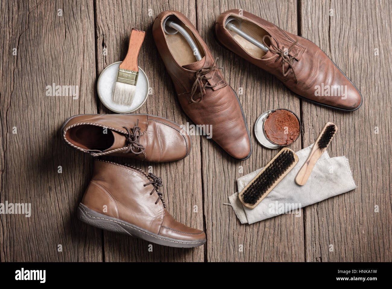 Brown stivali in pelle con scarpa set di manutenzione Foto Stock