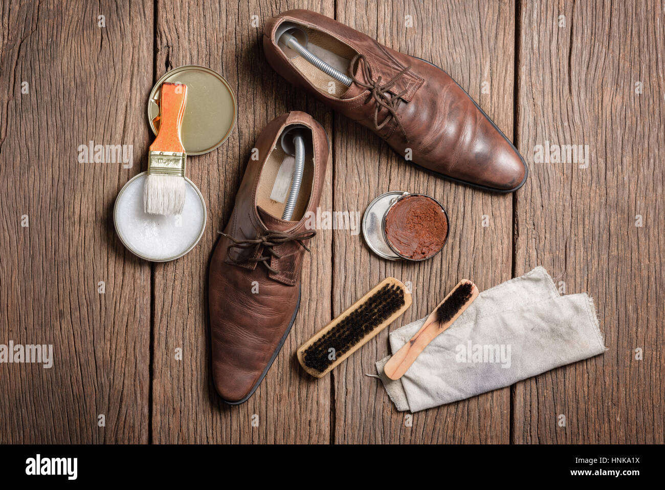 Brown stivali in pelle con scarpa set di manutenzione Foto Stock