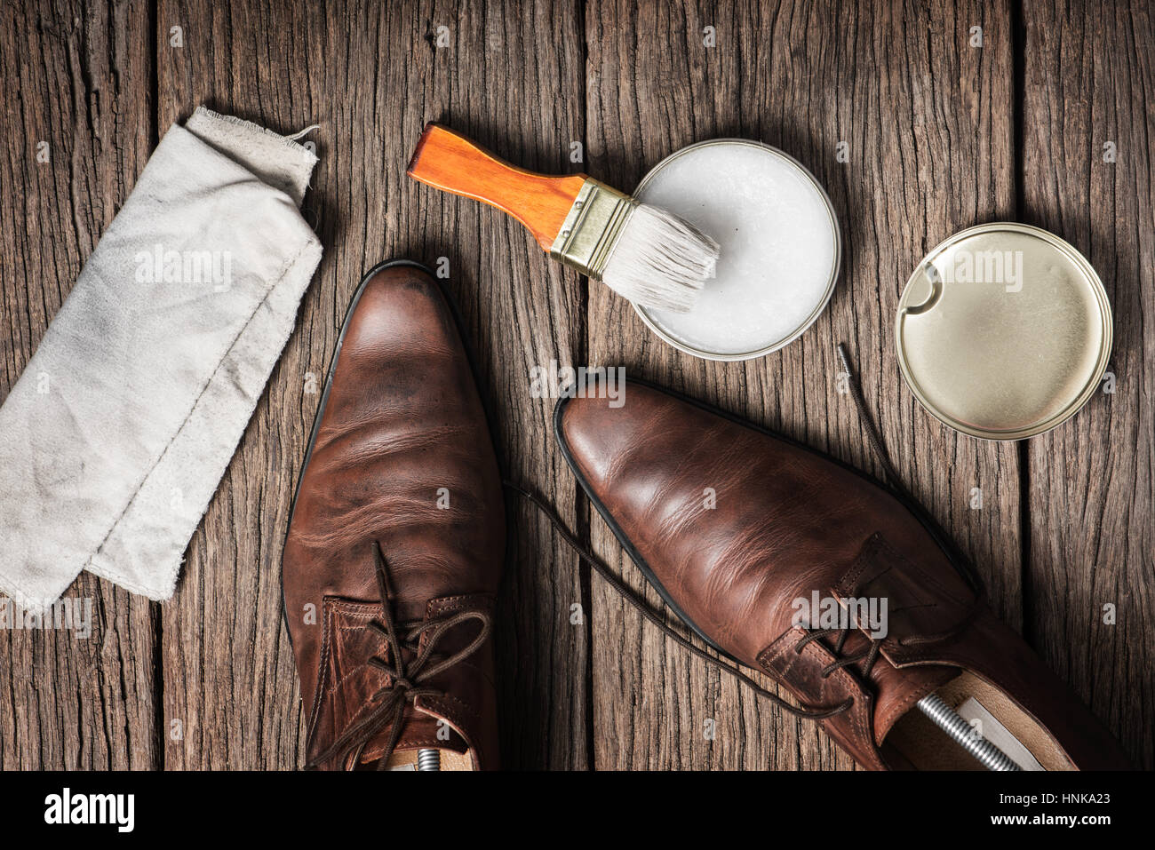 Brown stivali in pelle con scarpa set di manutenzione Foto Stock