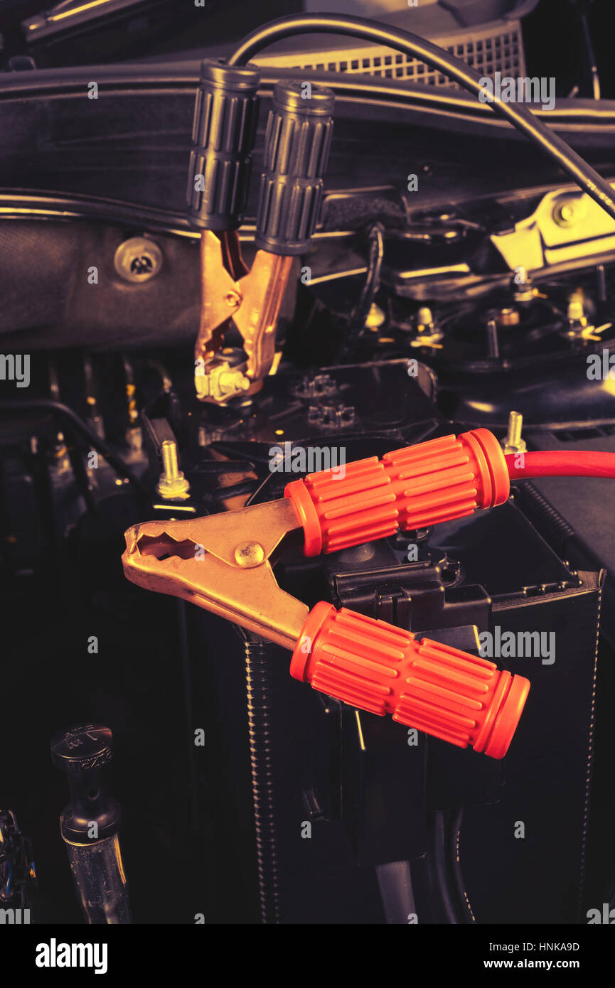 Cavo di collegamento per la batteria auto nel vano motore Foto Stock