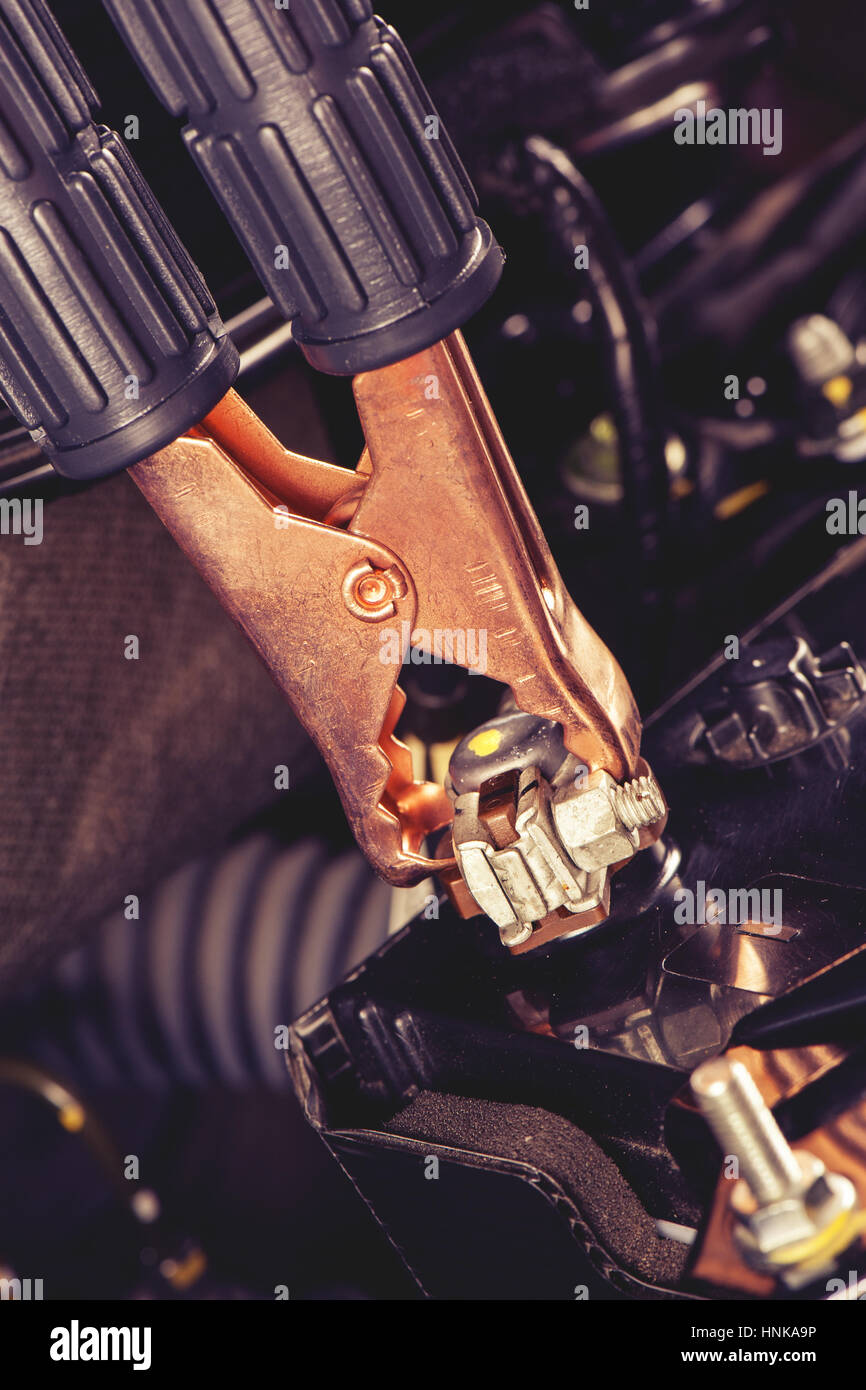 Batteria auto con il cavo di collegamento nel vano motore Foto Stock