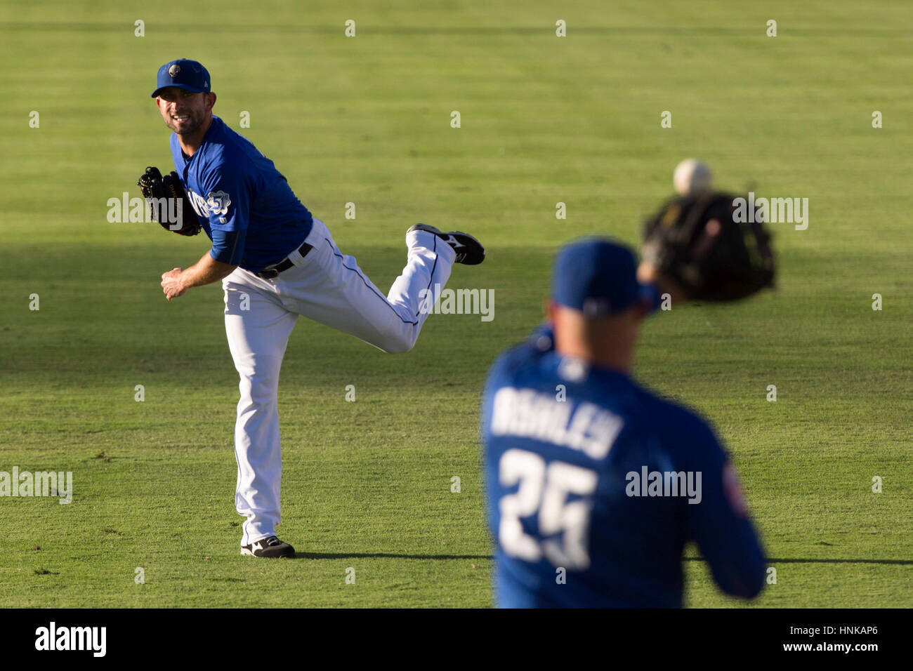 Las Vegas 51s brocca Duane sotto, a sinistra, si riscalda con il catcher Nevin Ashley prima di una partita a Las Vegas. Foto Stock