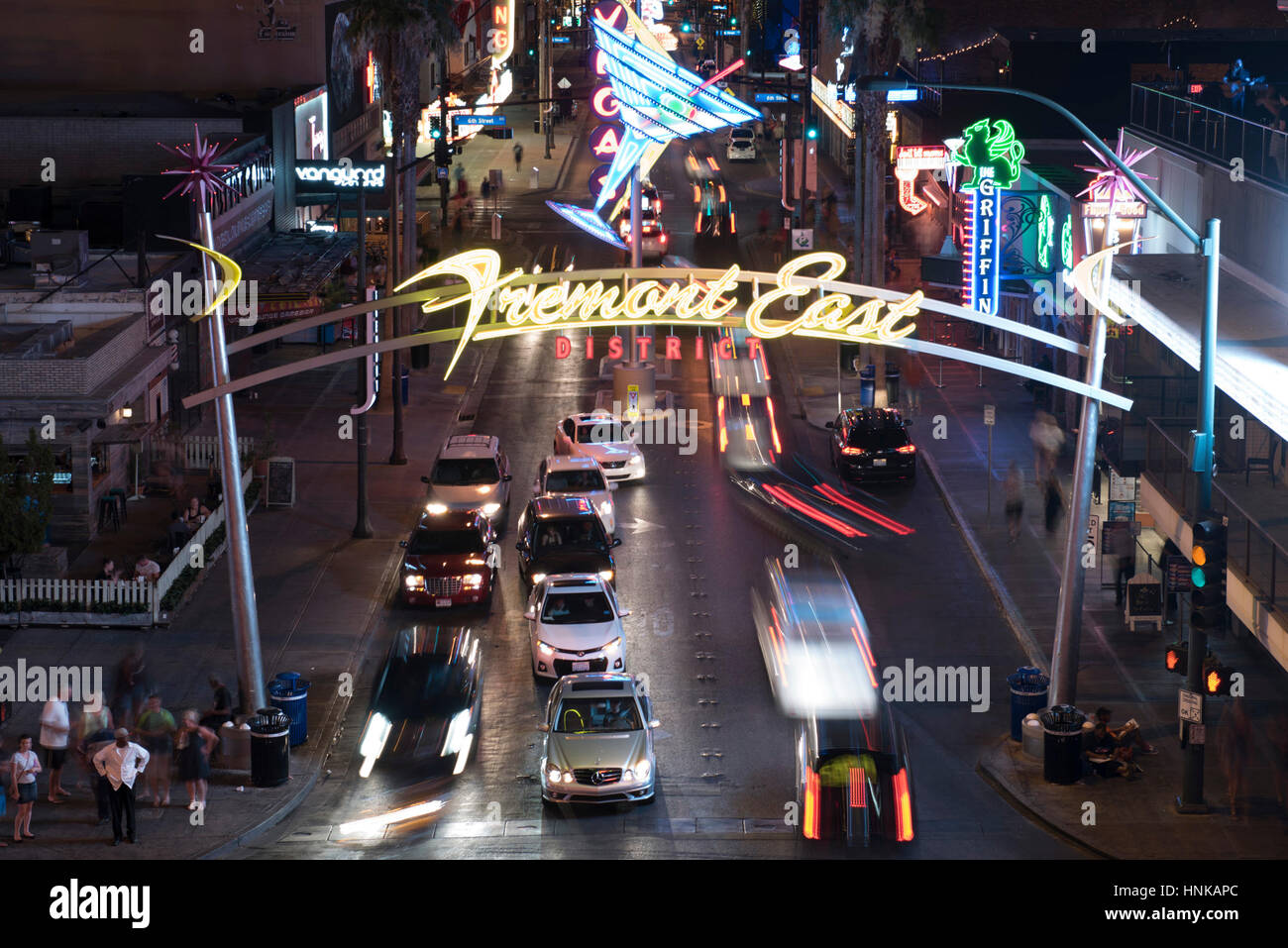 Il traffico si muove lungo Fremont Street a Las Vegas Boulevard nel centro di Las Vegas. Foto Stock