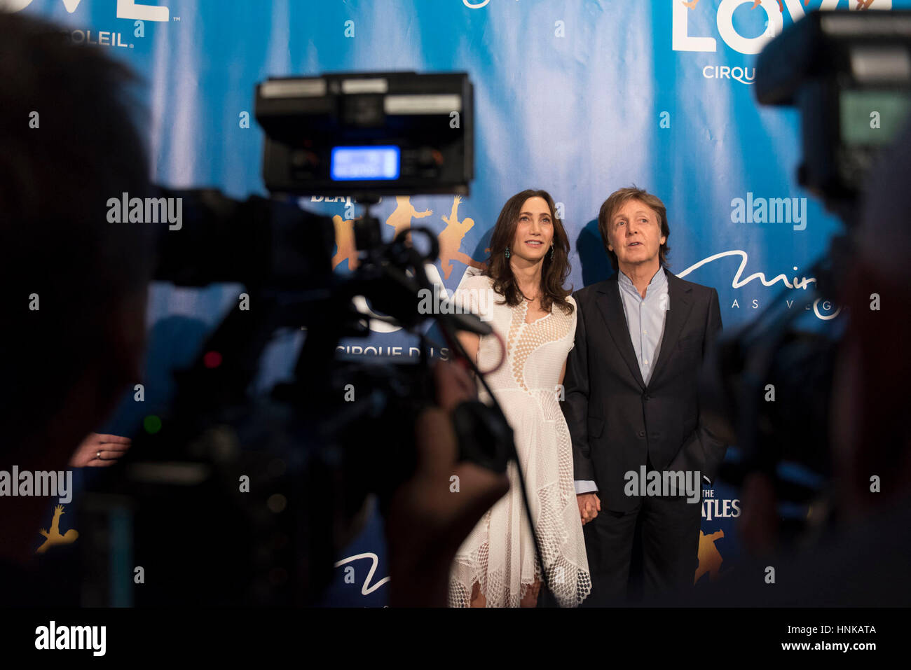 Paul McCartney, destra e sua moglie Nancy Shevell pongono durante un tappeto rosso evento in Las Vegas. Foto Stock