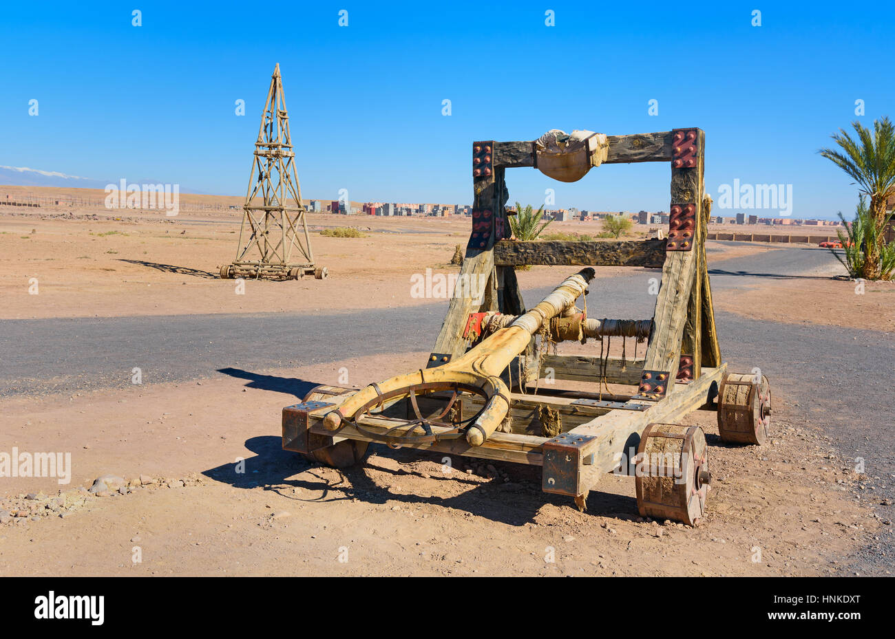 Ouarzazate, Marocco - Jan 4, 2017: decorazione catapulta in Atlas Corporation Studios è film studio. Area di Ouarzazate è film-making posizione, dove mor Foto Stock