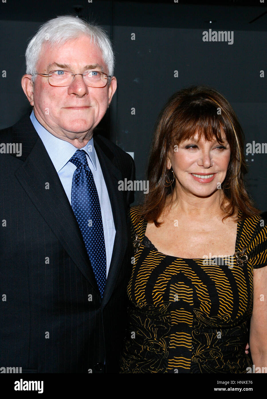 Phil Donahue e Marlo Thomas frequentare Universal Pictures lo screening di 'Charlie Wilson Guerra dell' presso il Museo di Arte Moderna di Dicembre 16, 2007 a New York City Foto Stock