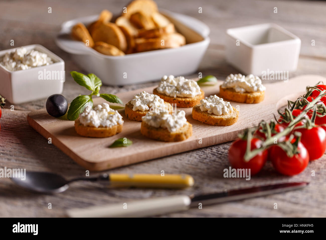 Formaggio con interi rotoli di grano per la prima colazione Foto Stock