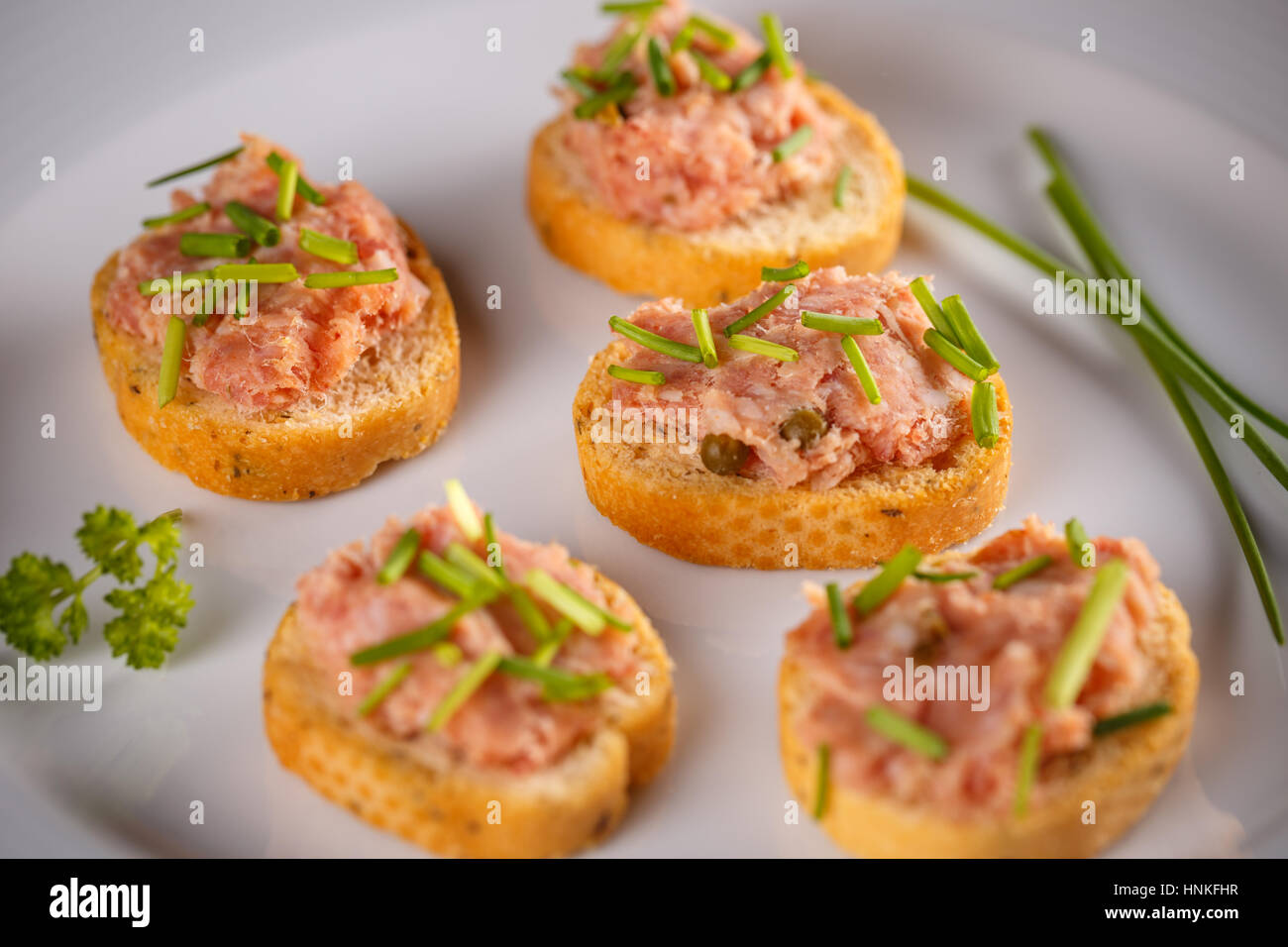 Bruschetta con salsiccia di fegato, gustosi stuzzichini Foto Stock