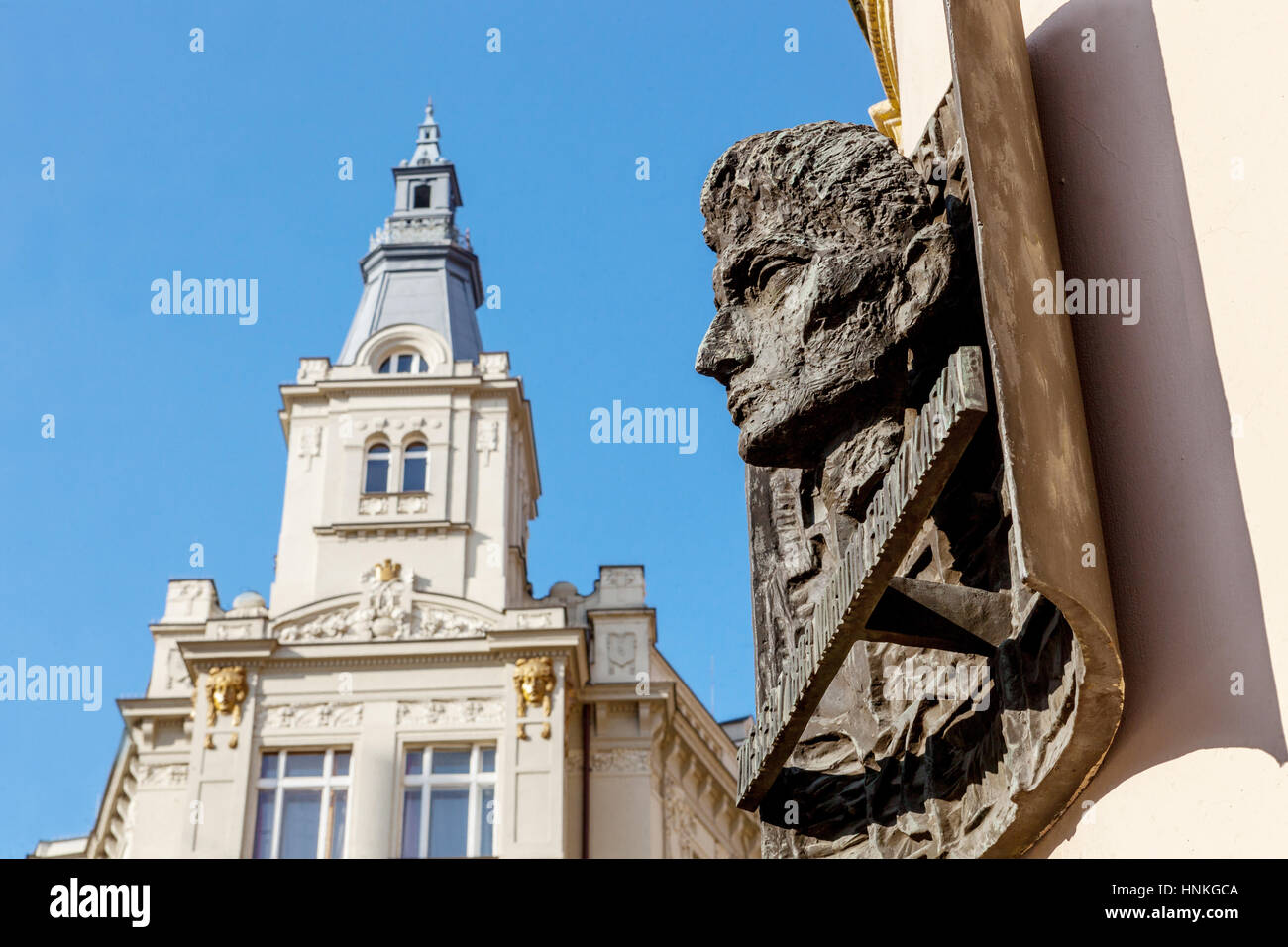 Il busto in bronzo di Franz Kafka sulla casa natale, Praga, Repubblica Ceca Foto Stock