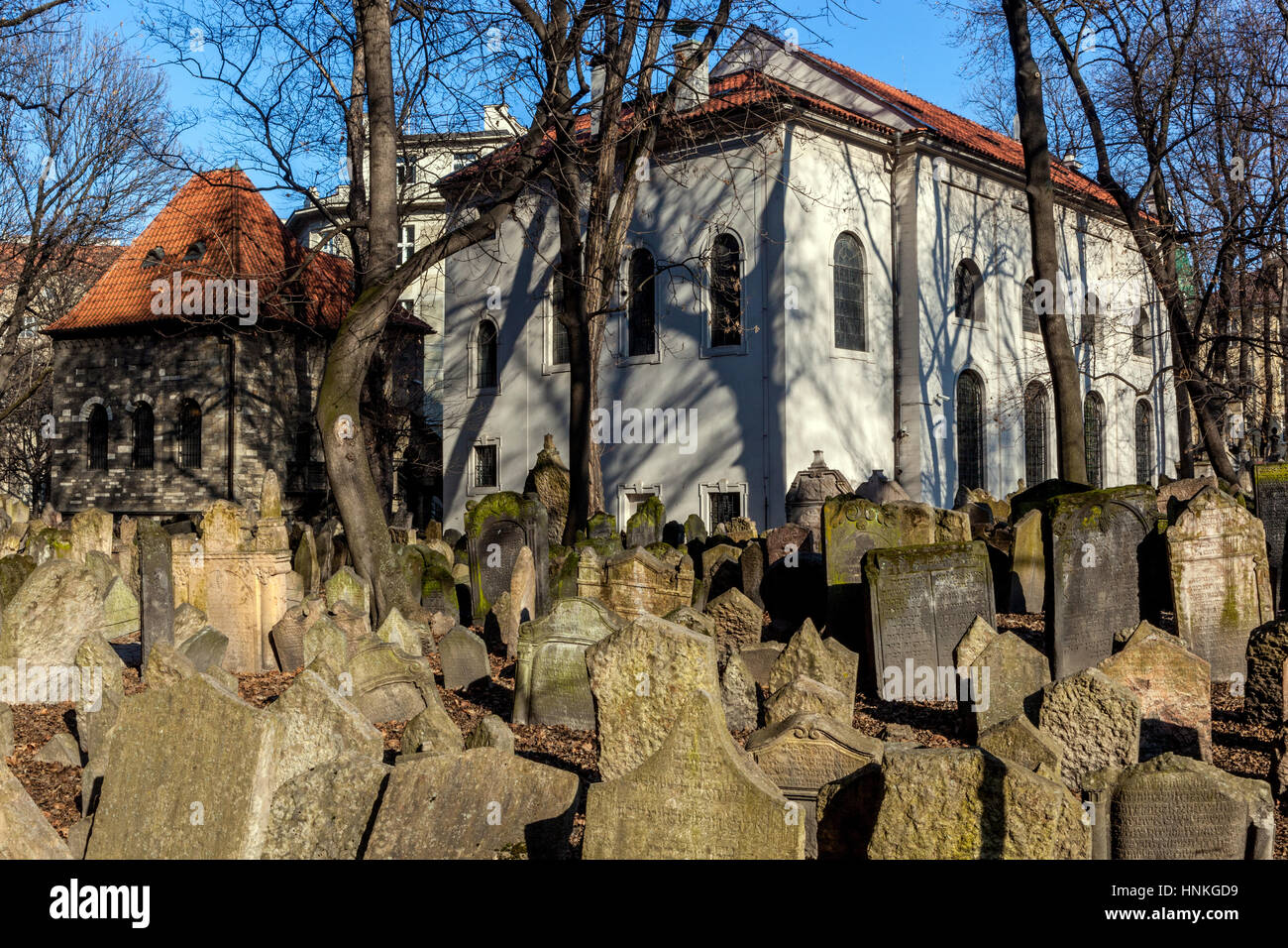 Vista del Klausen sinagoga, antico cimitero ebraico di Praga, dal Quartiere Ebraico Repubblica Ceca, Europa Foto Stock