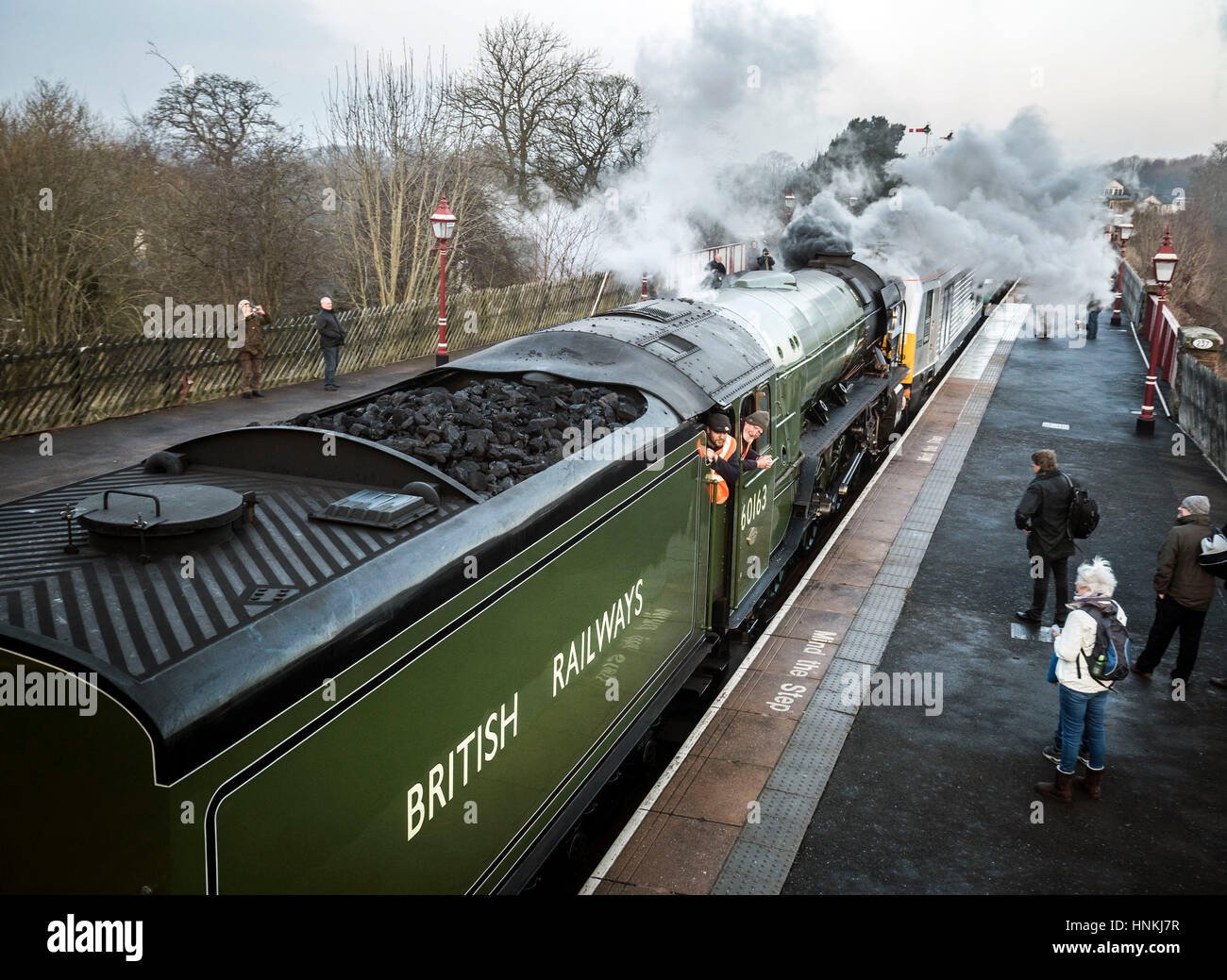 Il Tornado locomotiva a Appleby stazione prima si tira il primo calendario di linea principale a vapore e servizio di bolina per mezzo secolo attraverso il viadotto Ribblehead nel North Yorkshire. Foto Stock