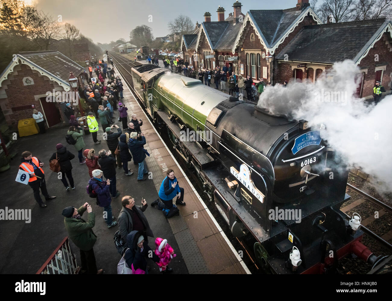 Il Tornado locomotiva a Appleby stazione prima si tira il primo calendario di linea principale a vapore e servizio di bolina per mezzo secolo attraverso il viadotto Ribblehead nel North Yorkshire. Foto Stock