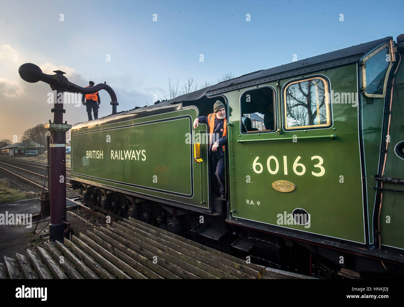 Il Tornado locomotiva a Appleby stazione prima si tira il primo calendario di linea principale a vapore e servizio di bolina per mezzo secolo attraverso il viadotto Ribblehead nel North Yorkshire. Foto Stock