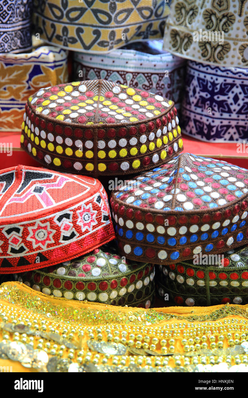 Uomini di cappucci o kuma, in vendita nei souk Muttrah, in Muscat, della capitale di Oman Foto Stock