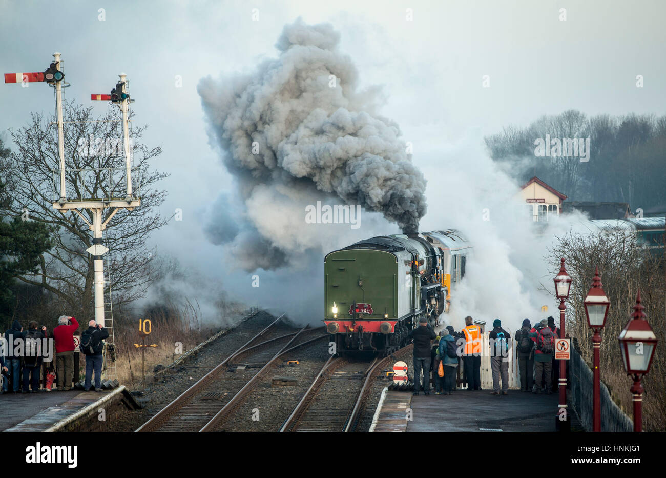 Il Tornado locomotiva a Appleby stazione prima si tira il primo calendario di linea principale a vapore e servizio di bolina per mezzo secolo attraverso il viadotto Ribblehead nel North Yorkshire. Foto Stock