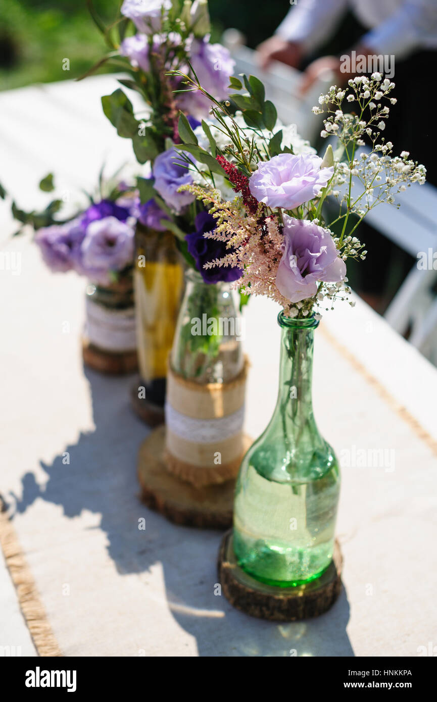 Decorazioni per matrimoni di fiori per decorare la cerimonia nel parco Foto Stock