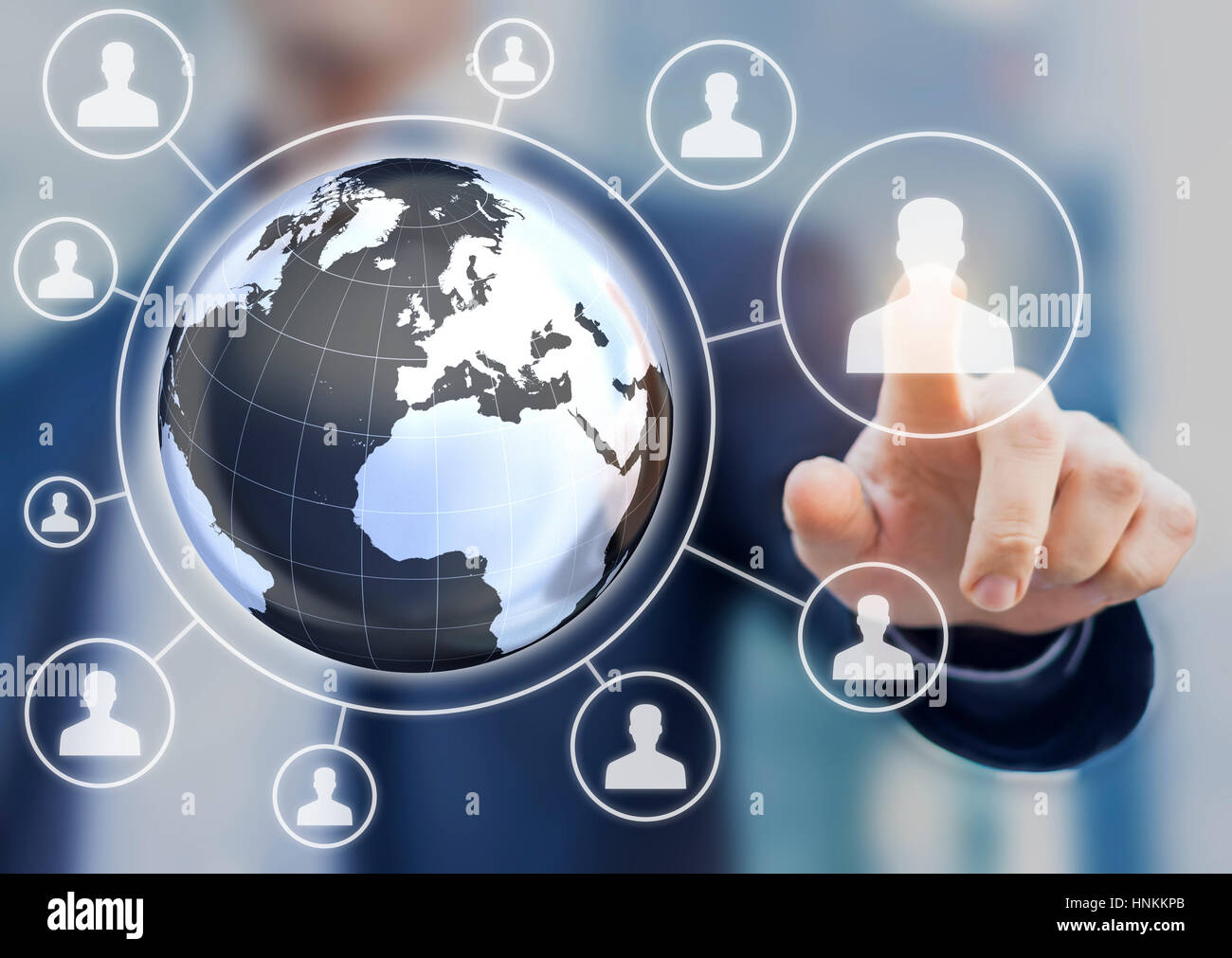 Multi-nazionale di risorse umane (HR) concetto di gestione con 3d massa mappa del globo e manager selezionando un profilo candidato su uno schermo virtuale Foto Stock