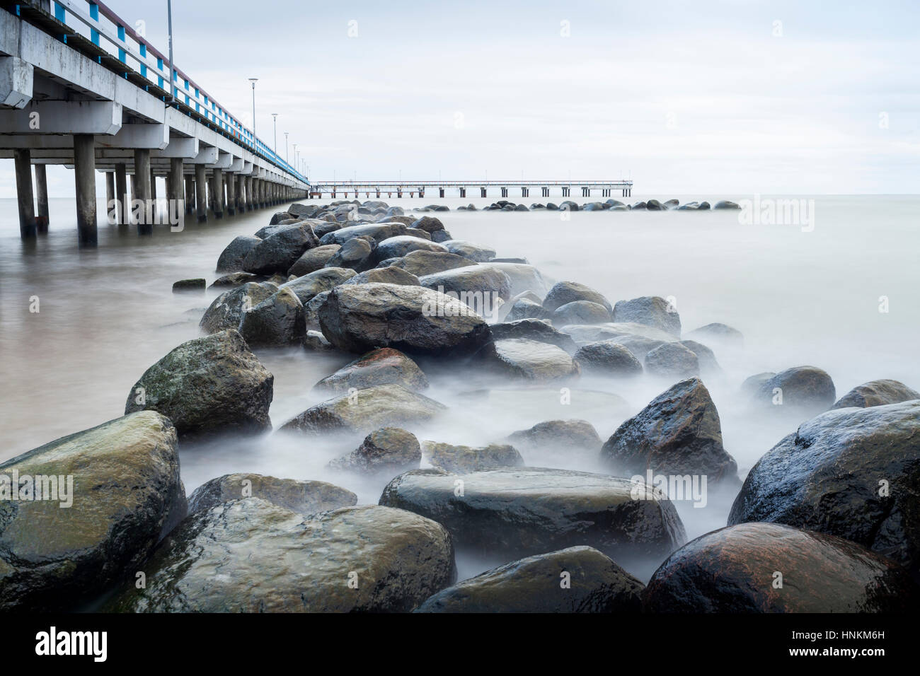 Rocce costiere con Pier, Palanga, Mar Baltico, Lituania Foto Stock