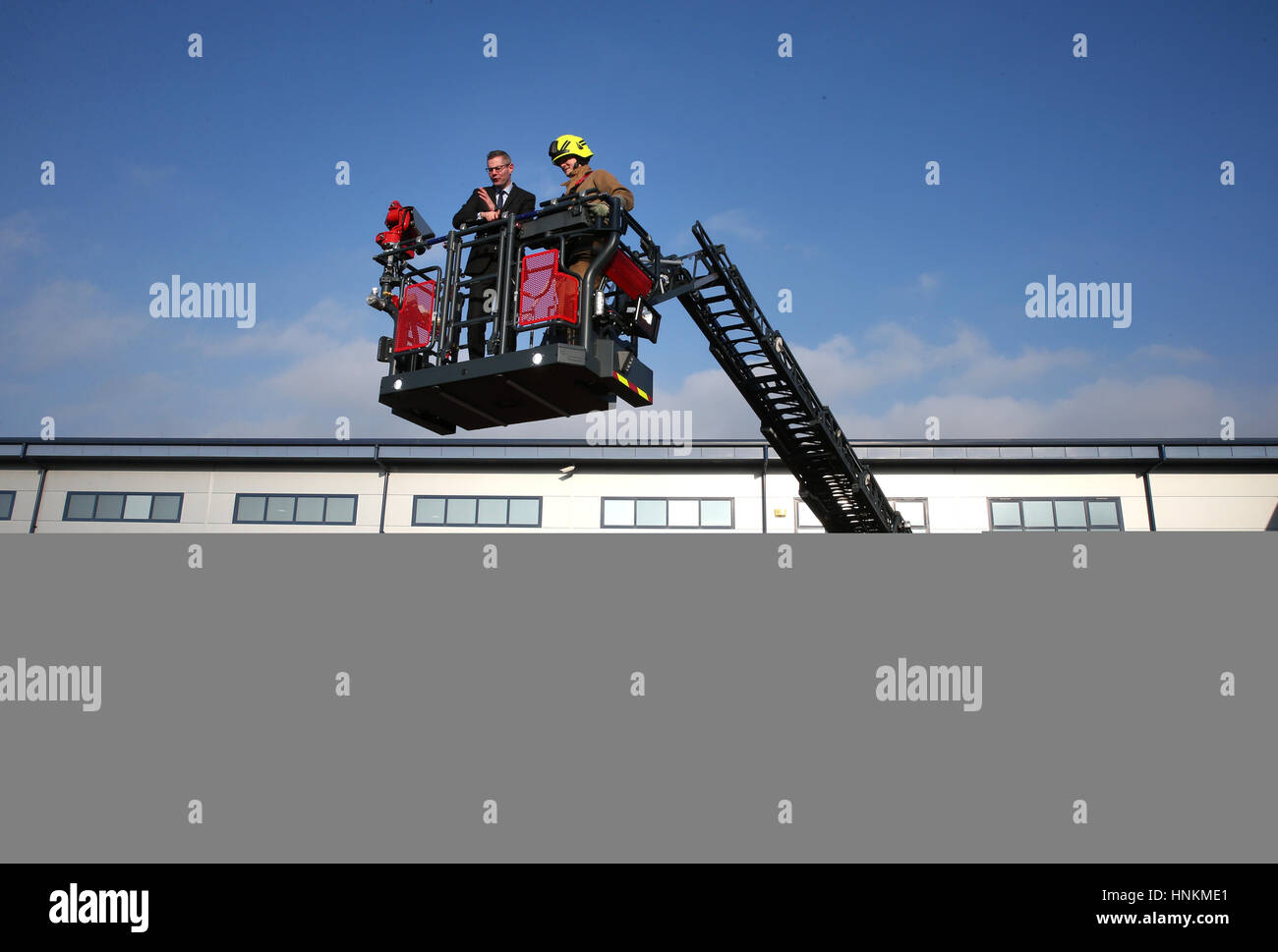 Il segretario delle finanze Derek Mackay è mostrato come una piattaforma funziona con equipaggio manager Pete Emerson a Scottish servizi antincendio e di soccorso stazione in Claylands Road, Edimburgo, precedendo di Ministri delle Finanze quadrilatero dove egli sarà il sollevamento da £ 35 milioni annui IVA costi affrontati dalla polizia scozzese e dei vigili del fuoco in contrasto con le altre forze di polizia territoriali e dei vigili del fuoco nel Regno Unito. Foto Stock