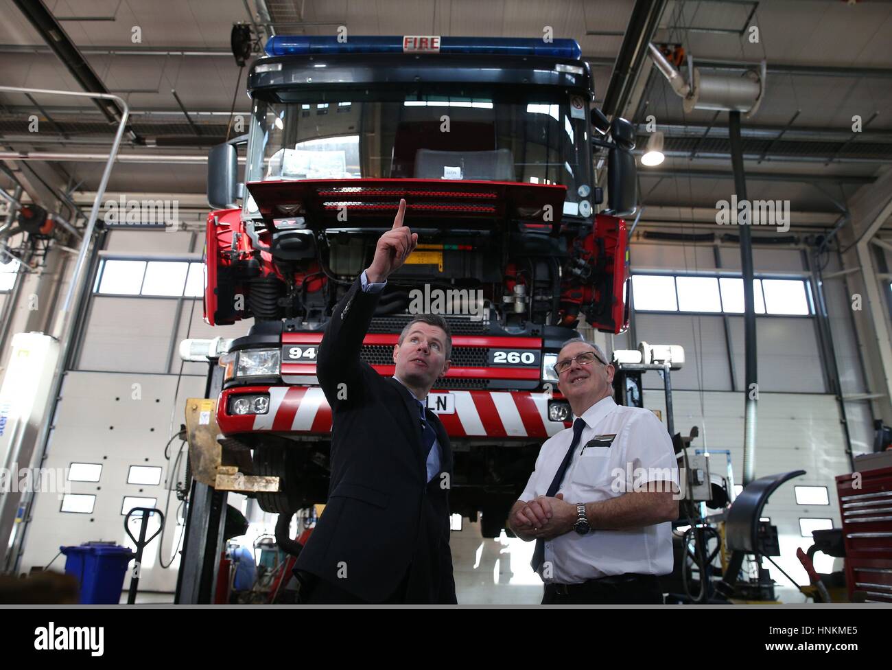 Il segretario delle finanze Derek Mackay nel workshop con il direttore Brian McGlave presso la stazione Scottish Fire and Rescue Services di Claylands Road, Edimburgo, Prima del quadrilatero dei ministri delle Finanze, dove innalzerà il costo annuale IVA di 35 milioni di sterline che la polizia e i servizi antincendio scozzesi dovranno affrontare, a differenza di altre forze di polizia territoriali e dei servizi antincendio del Regno Unito. Foto Stock