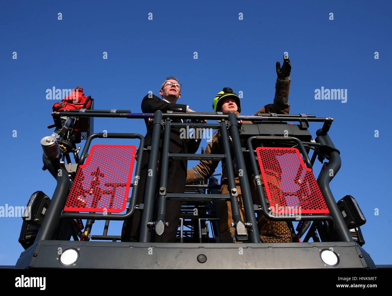 Il segretario delle finanze Derek Mackay è mostrato come una piattaforma funziona con equipaggio manager Pete Emerson a Scottish servizi antincendio e di soccorso stazione in Claylands Road, Edimburgo, precedendo di Ministri delle Finanze quadrilatero dove egli sarà il sollevamento da £ 35 milioni annui IVA costi affrontati dalla polizia scozzese e dei vigili del fuoco in contrasto con le altre forze di polizia territoriali e dei vigili del fuoco nel Regno Unito. Foto Stock