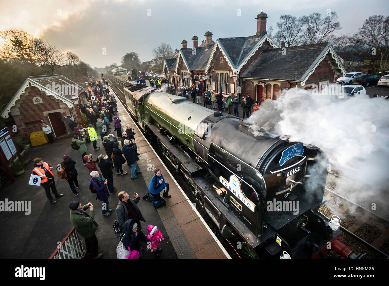PABEST il Tornado locomotiva a Appleby stazione prima si tira il primo calendario di linea principale a vapore e servizio di bolina per mezzo secolo attraverso il viadotto Ribblehead nel North Yorkshire. Foto Stock