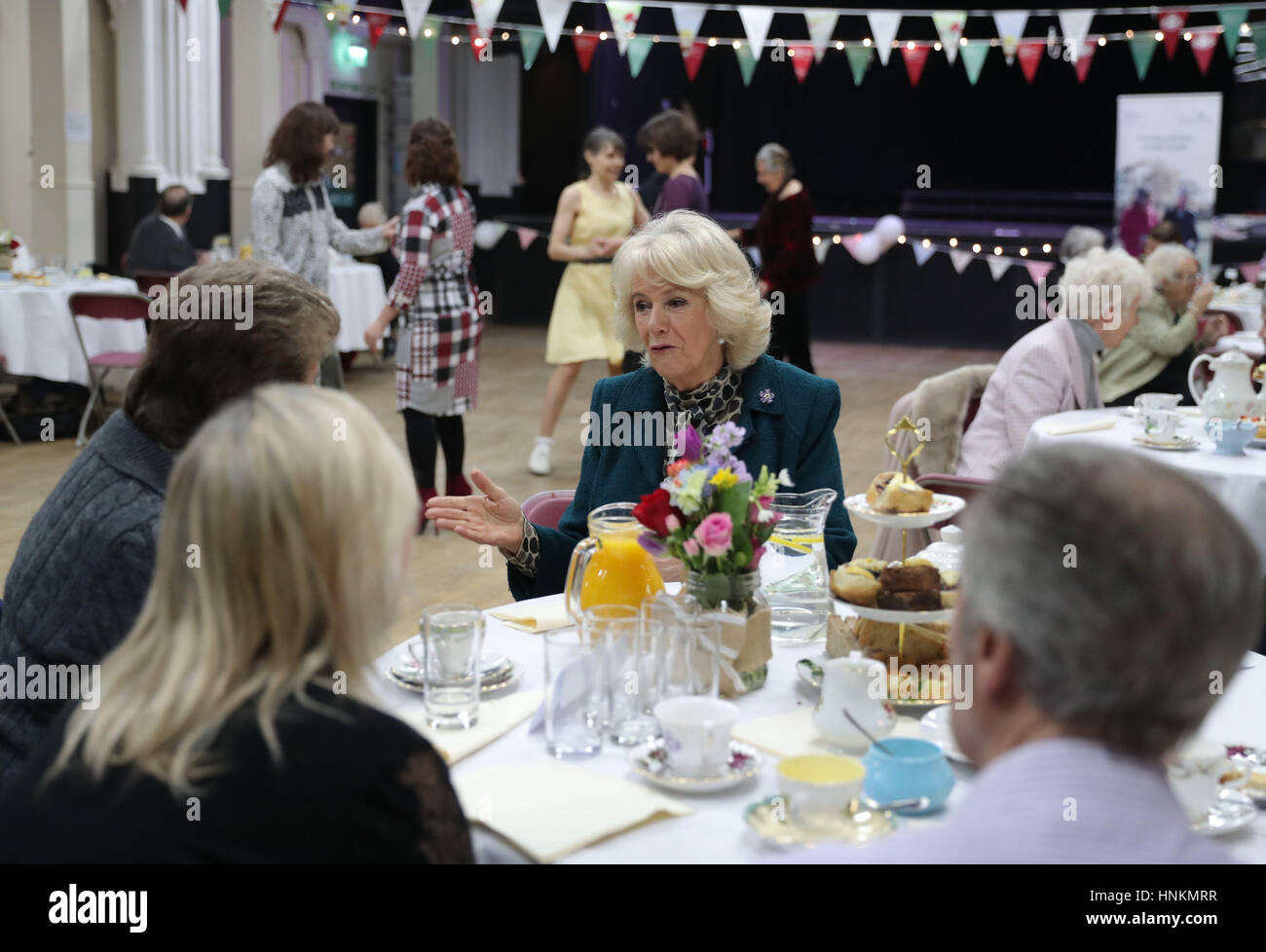 La duchessa di Cornovaglia, presidente della Royal il servizio volontario, incontra i volontari e i beneficiari della carità che frequentano un tea party e il ballo di Swing presso il Trinity Centre di Bristol. Foto Stock