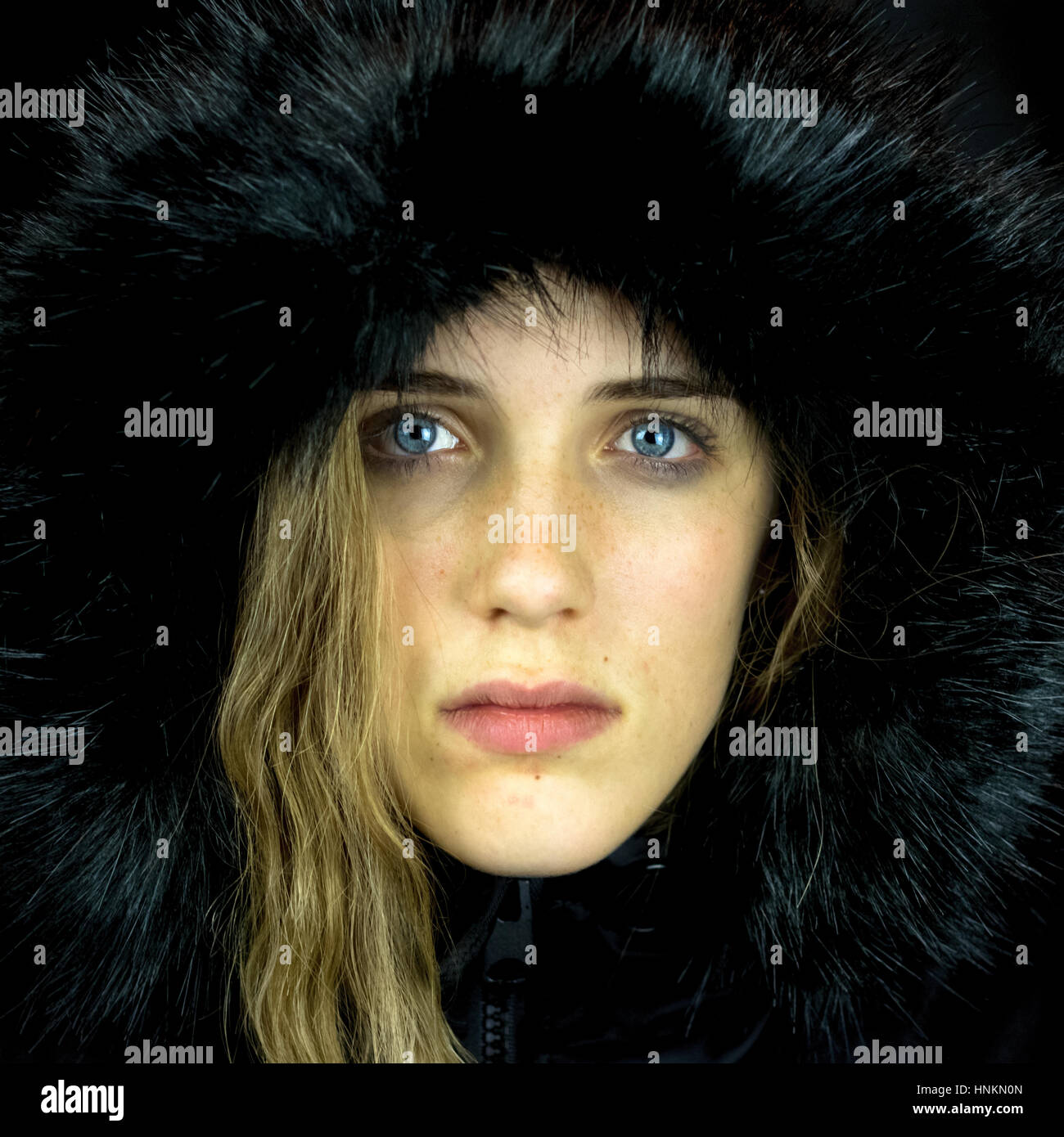 Gli occhi blu in una cappa di pelliccia Foto Stock