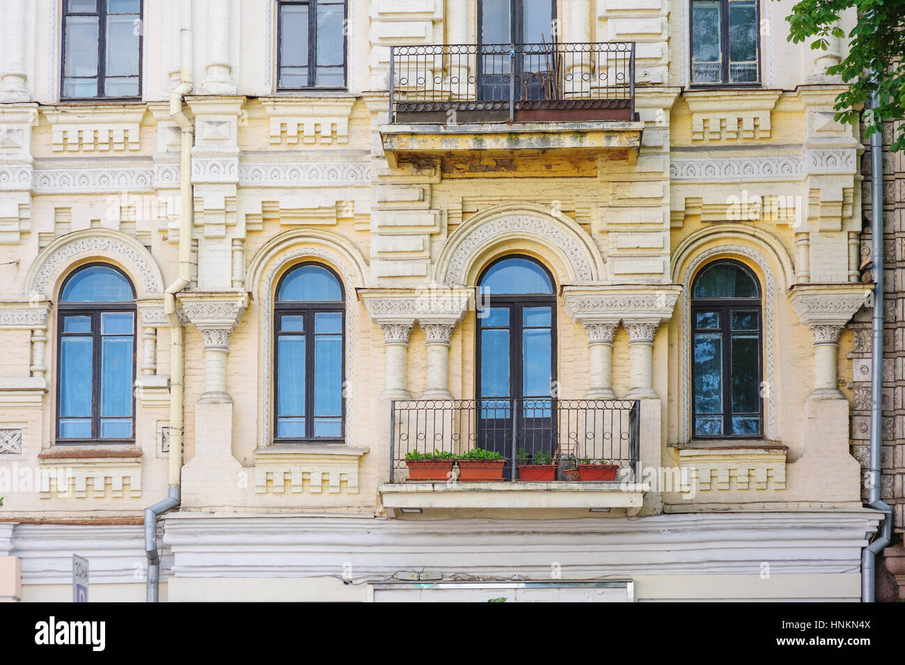 Architettura antica alto edificio con finestre e colonne Foto Stock