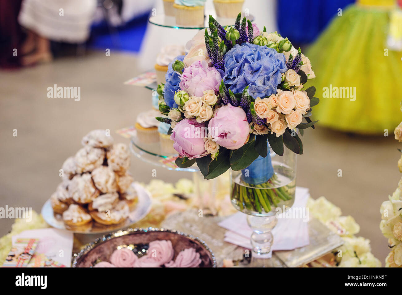 Arredamento bellissimo di fiori su un tavolo di matrimonio in un ristorante Foto Stock