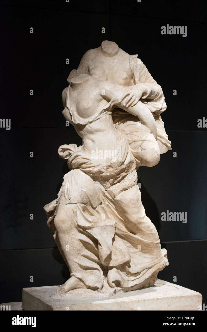 Roma. L'Italia. Gruppo di due ragazze giocando ephedrismós, (un gioco popolare nella Grecia antica) scultura in marmo Pentelic, originale greco dalla fine del t Foto Stock