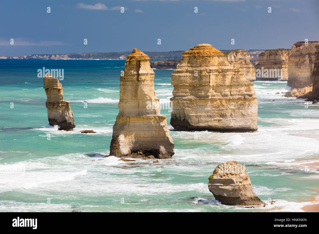 La famosa in tutto il mondo 12 Apostoli lungo la Great Ocean Road vicino a Port Campbell in Victoria, Australia Foto Stock