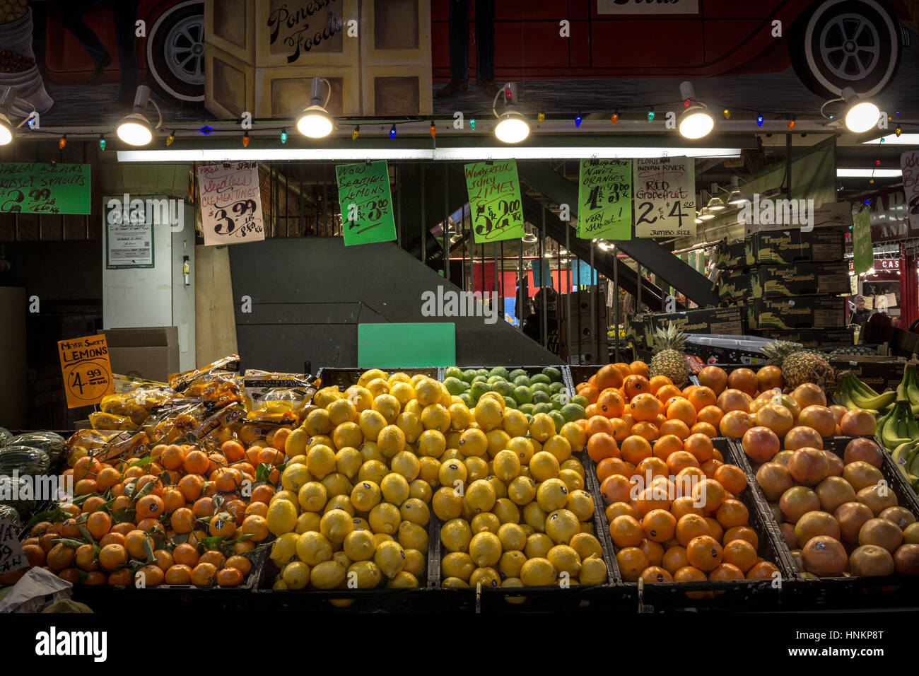 TORONTO, Canada - 21 dicembre 2016: Agrumi (arance e limoni) in vendita su St Lawrence Market Foto Stock