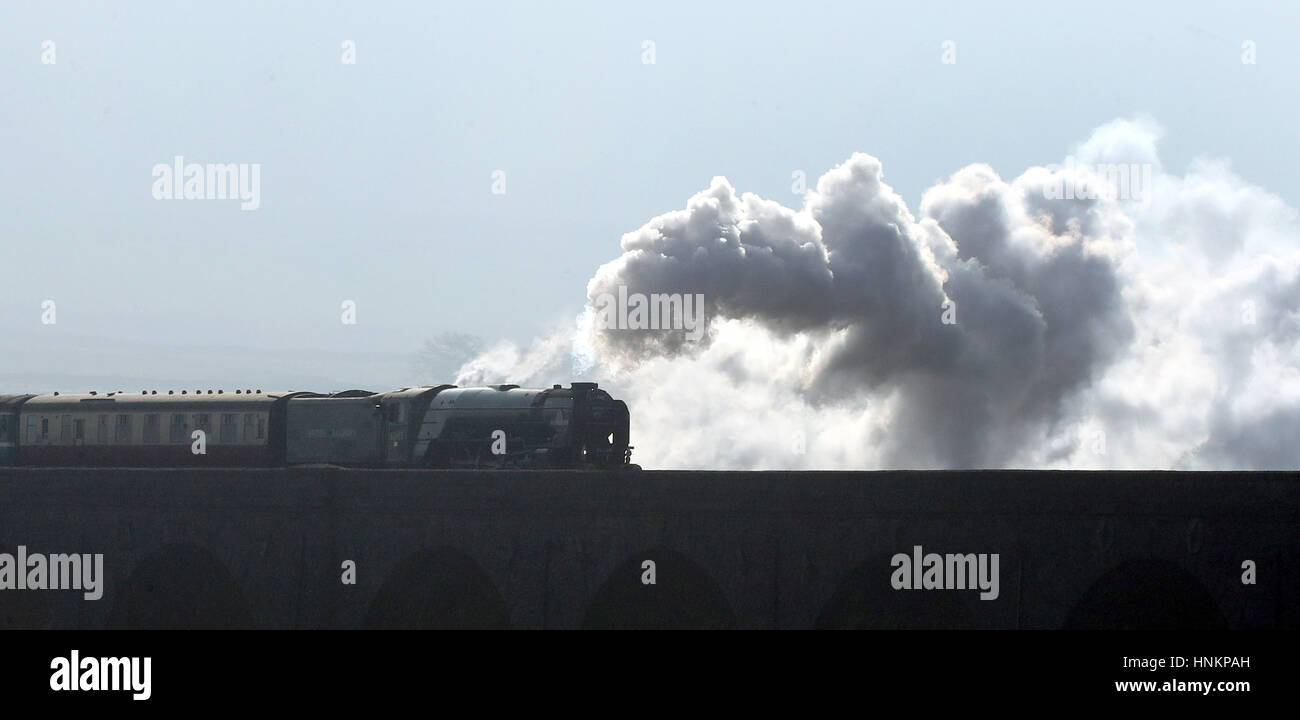 Il Tornado locomotiva tira il primo calendario di linea principale a vapore e servizio di bolina per mezzo secolo attraverso il viadotto Ribblehead nel North Yorkshire. Foto Stock
