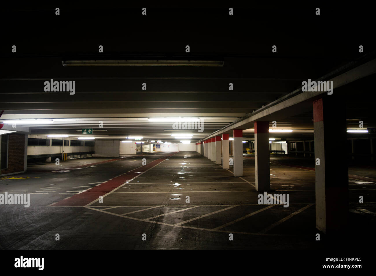 Cinematic parcheggio multipiano di notte Foto Stock