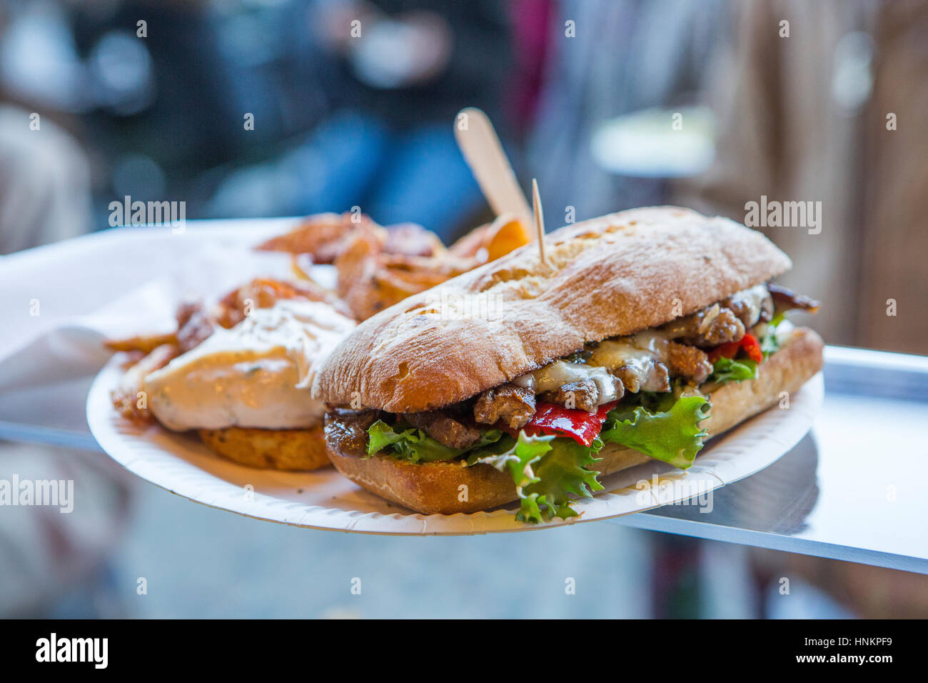 Steak sandwich ciabatta con patate fritte street food. Foto Stock