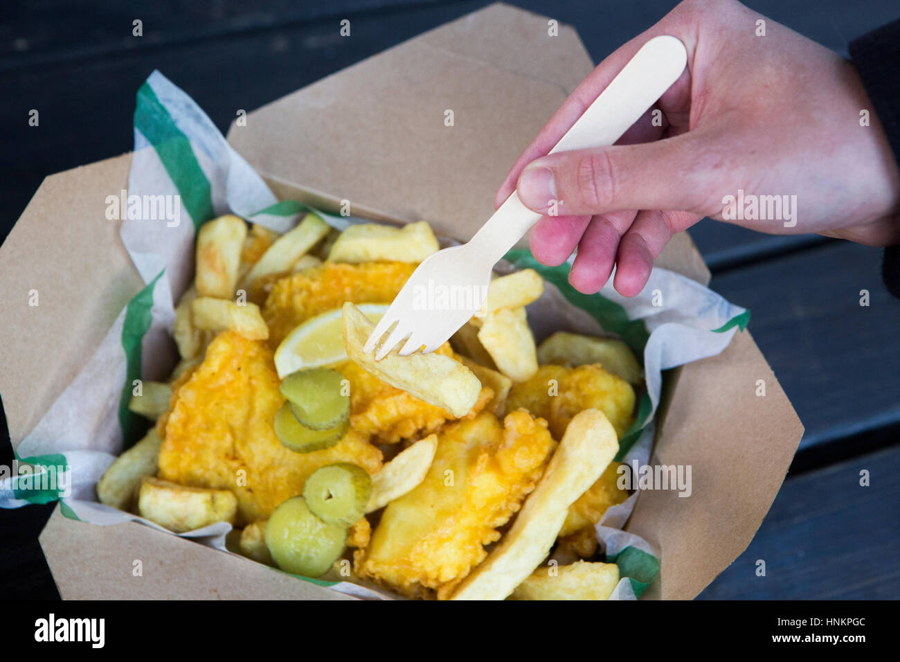 Pesci n chip mangiato da maschio caucasico. Foto Stock