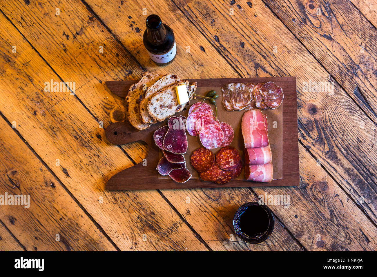 Piatto di Salumi con la birra artigianale. Foto Stock