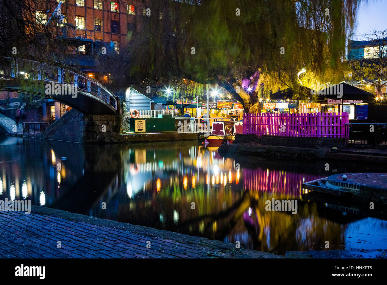 Il mercato di Camden vista su Camden Lock, Londra, di notte. Foto Stock